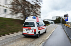 Rettung fährt ins Krankenhaus