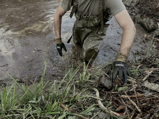 Bundesheer Soldat im Schlamm