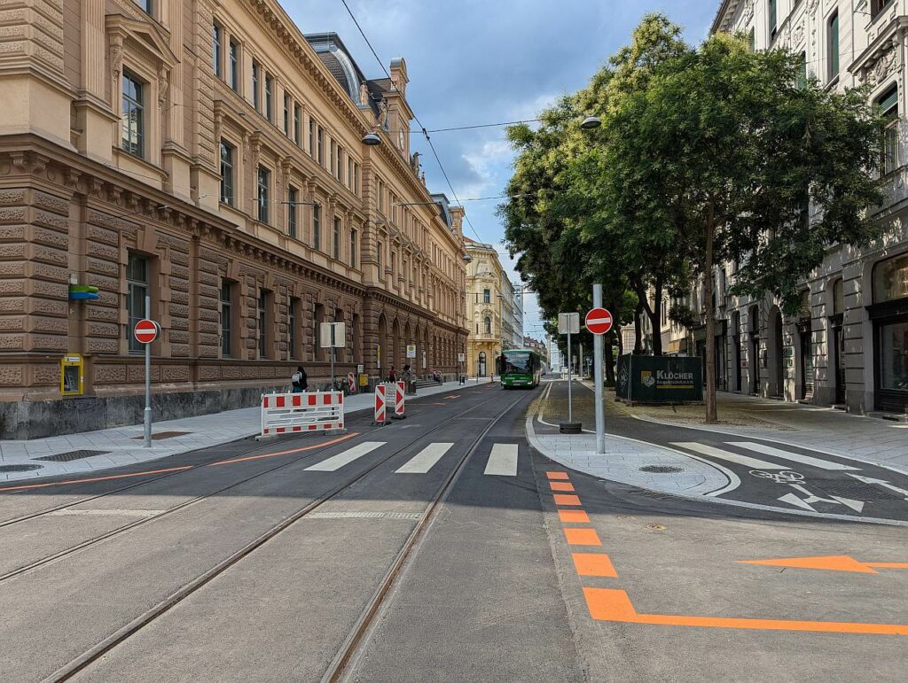 Bus fährt durch die Neutorgasse