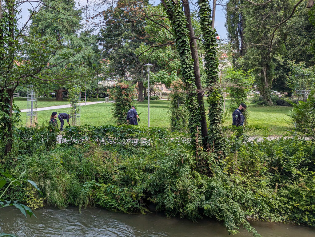 Polizei sucht nach Drogenbunker im Park