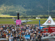 Airpower 2024 Besucher grüßen Eurofighter Pilot