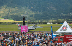 Airpower 2024 Besucher grüßen Eurofighter Pilot