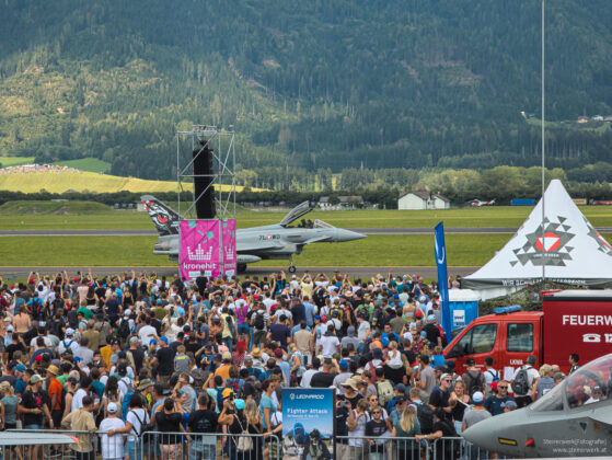 Airpower 2024 Besucher grüßen Eurofighter Pilot