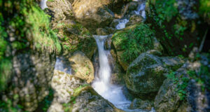 Wandern neben Wasserfällen in der Bärenschützklamm