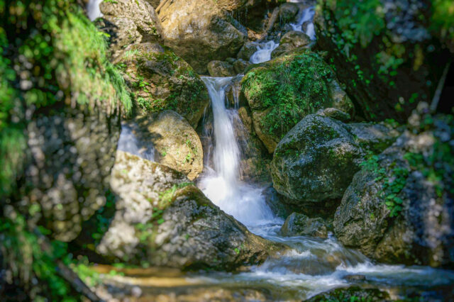 Wandern neben Wasserfällen in der Bärenschützklamm