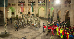 Flaggenparade zum Nationalfeiertag im Landhaushof