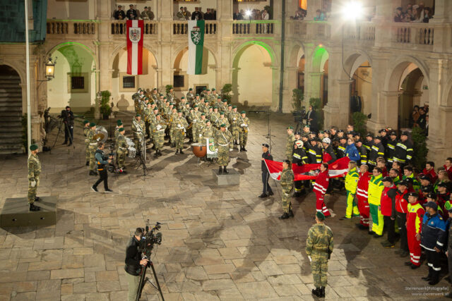 Flaggenparade zum Nationalfeiertag im Landhaushof