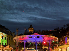 Weihnacht am Karmeliterplatz mit Blick auf Uhrturm