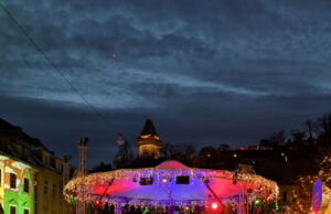 Weihnacht am Karmeliterplatz mit Blick auf Uhrturm