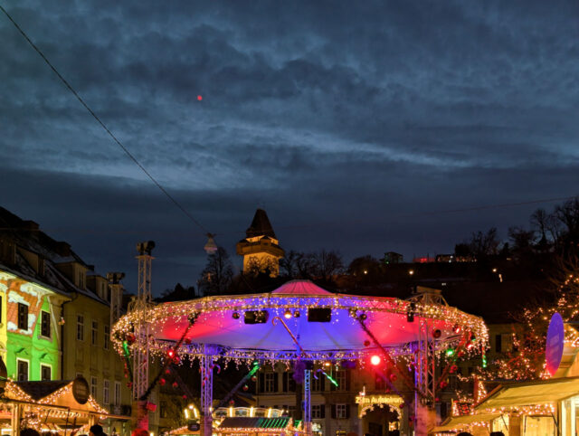 Weihnacht am Karmeliterplatz mit Blick auf Uhrturm