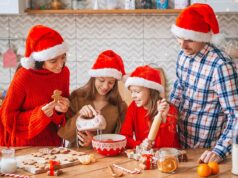 Familie bäckt für Weihnachten