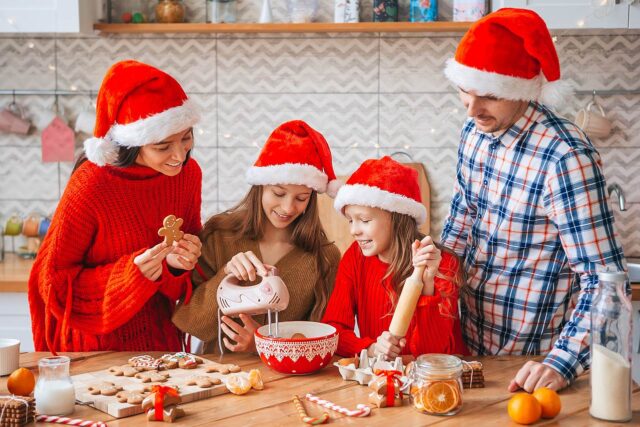 Familie bäckt für Weihnachten