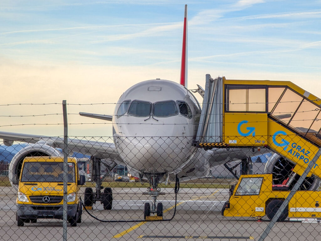 Airbus A220 am Airport Graz