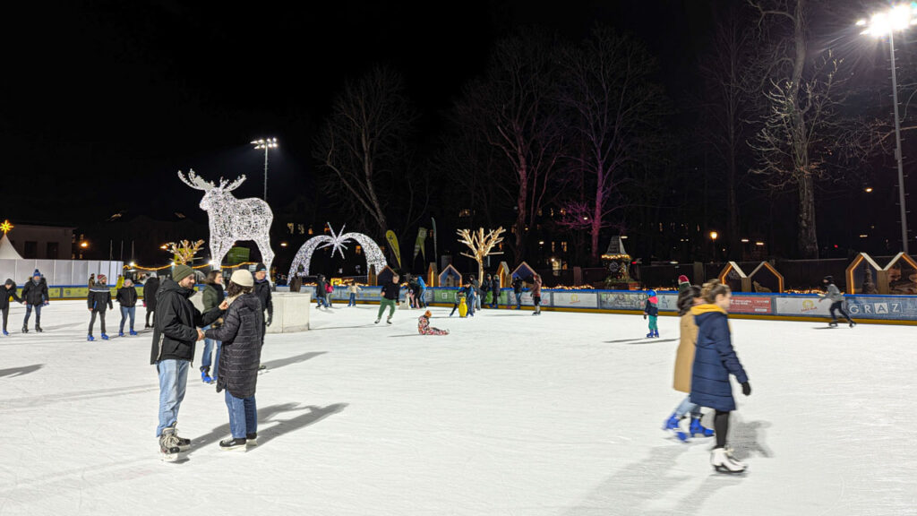 Eislaufen in der Nacht bei Flutlicht