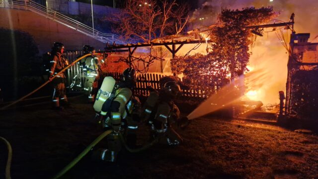 Gartenhütte in Brand