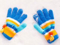 Kinderhandschuhe im Schnee