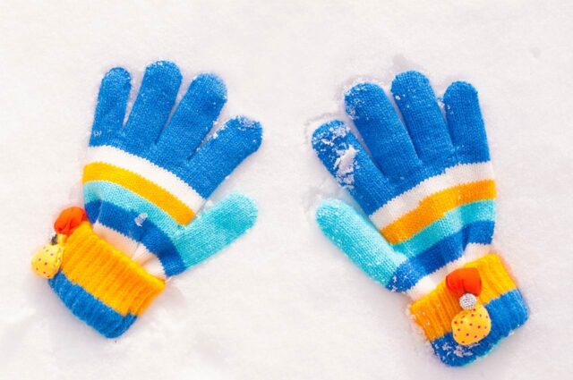 Kinderhandschuhe im Schnee