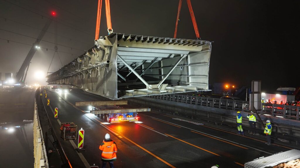 A2 Autobahnbrücke angehoben