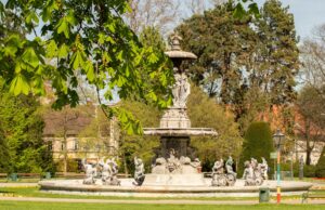 Stadtparkbrunnen im Sommer