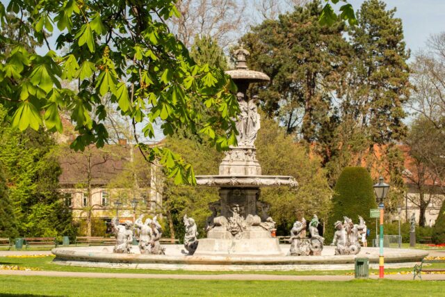 Stadtparkbrunnen im Sommer